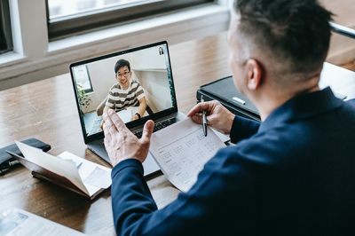 Two-people-talking-via-video-chat